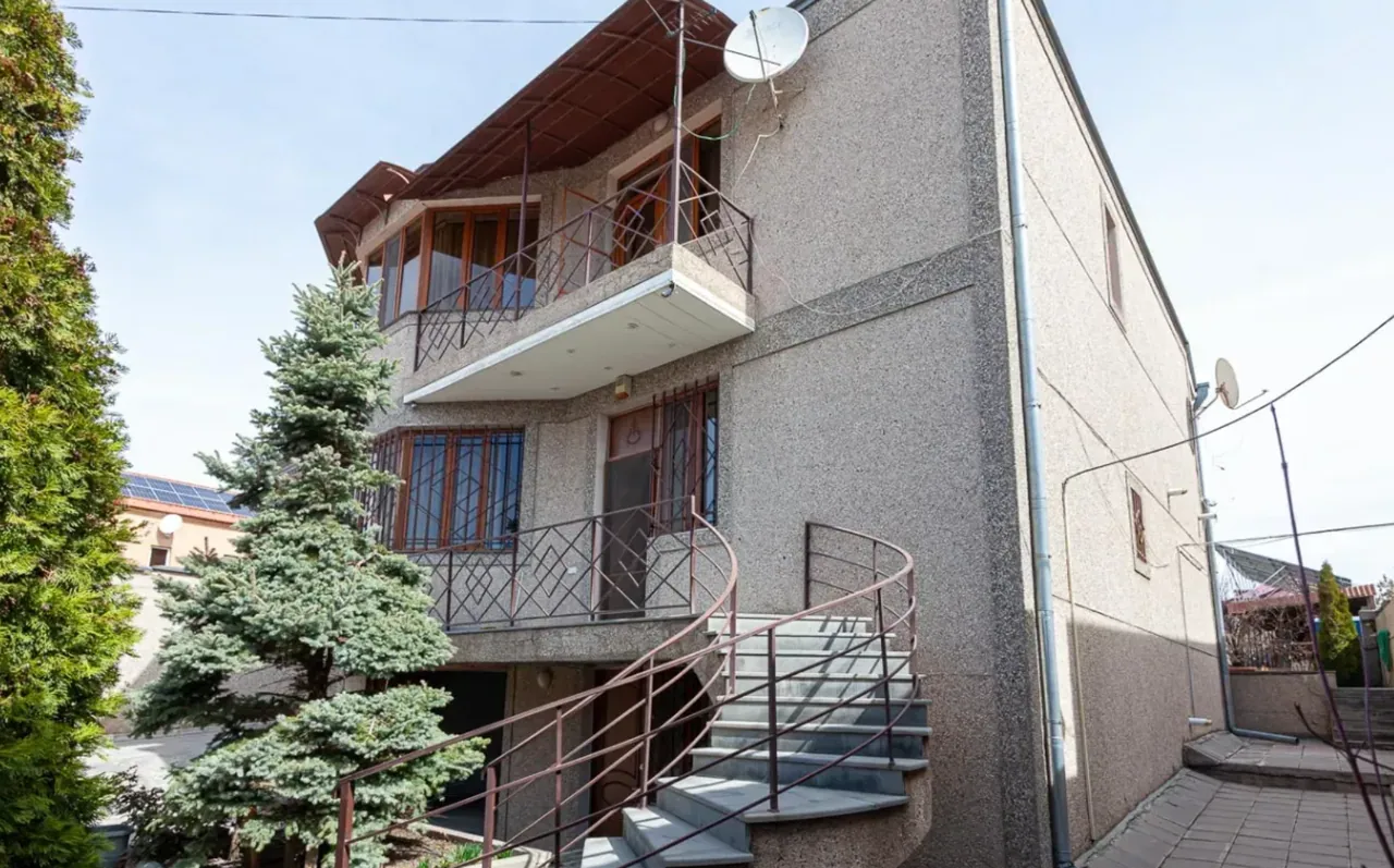 Երեք հարկանի քարե տուն Բագրևանդի փողոցում