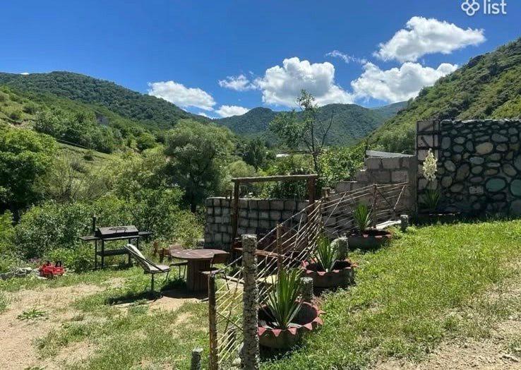 🏡 Վաճառվում է գեղեցիկ երկհարկանի տուն՝ գետի ափին: