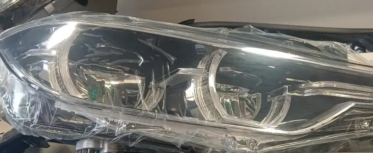 F30 Ֆառ դեմի աջ, BMW 3 սերիա (F30/F31) ռեսթայլինգ (LCI) տարբերակով։ Սա լուսադիոդային օպտիկա է (LED), ինչի մասին վկայում է