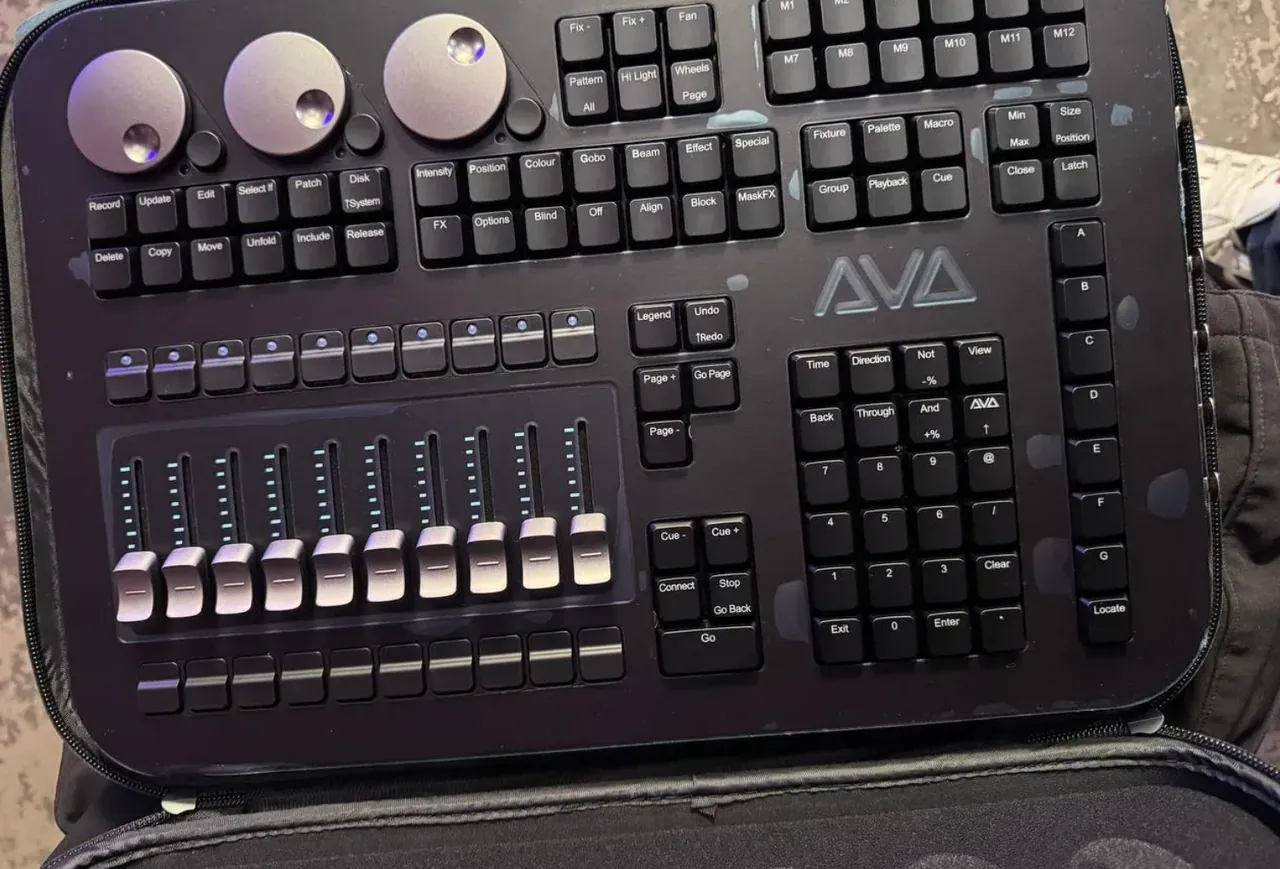 Լուսային վահանակ/լույսի պուլտ Avolites T3 (16 universe)