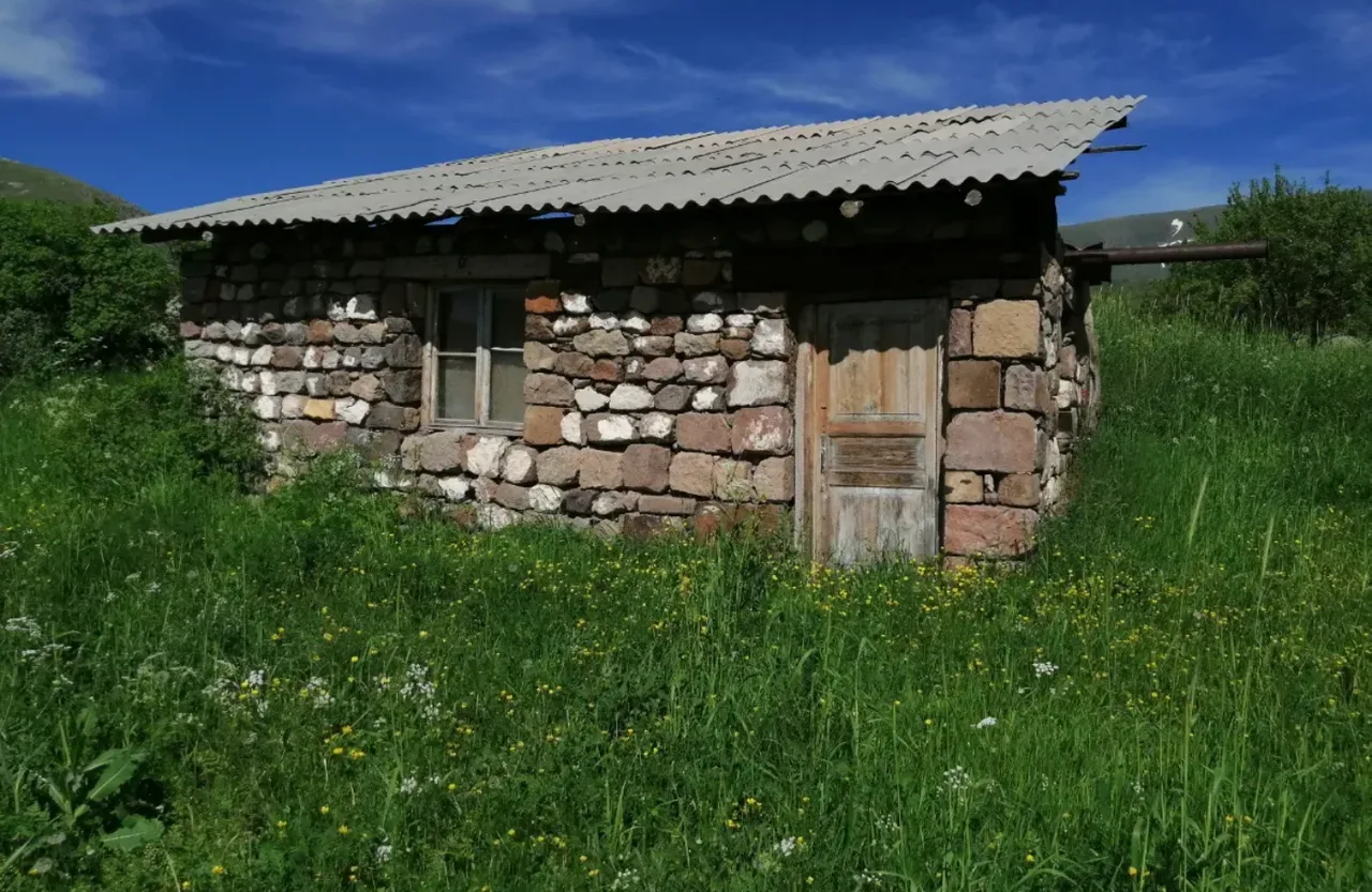 Մեկ հարկանի քարե տուն Արտավանում