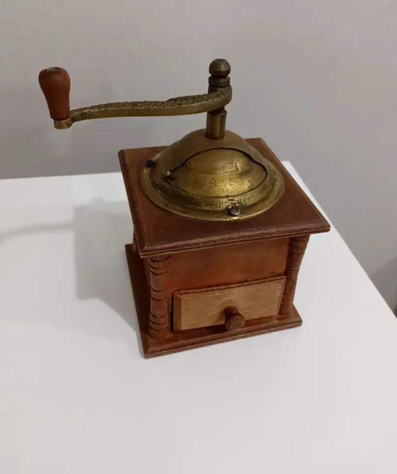 Սրճաղաց հին փայտից և արույրից