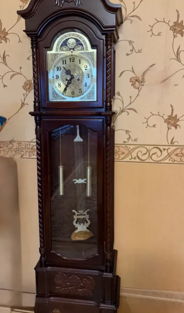 Գետնին կանգնած մեխանիկական ժամացույգ