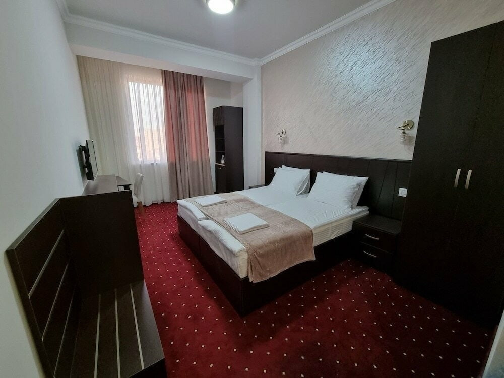 Փնտրում ենք Մաքրուհի Տուրիստական Հյուրանոցում