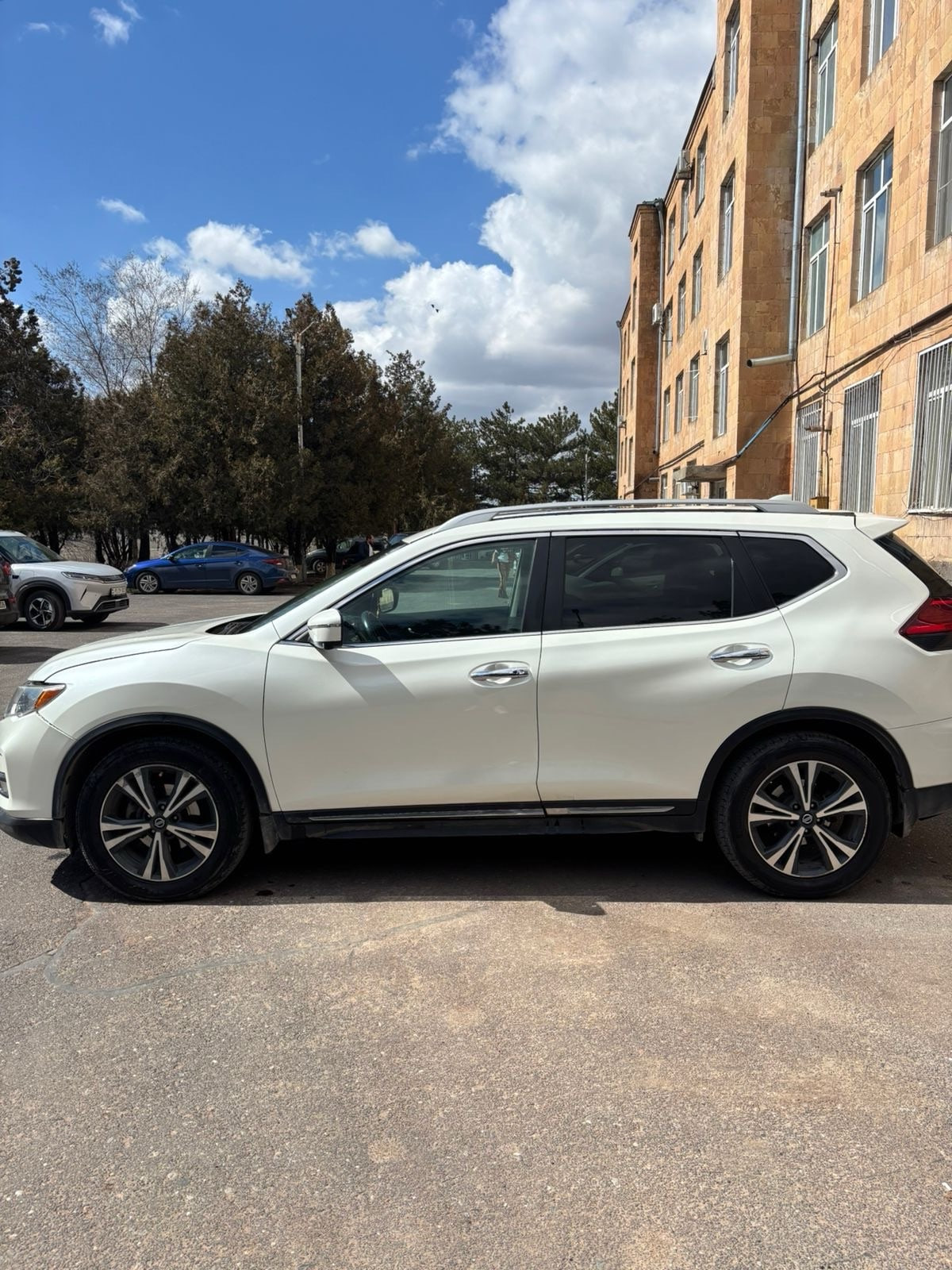 Վաճառվում է Nissan rogue
