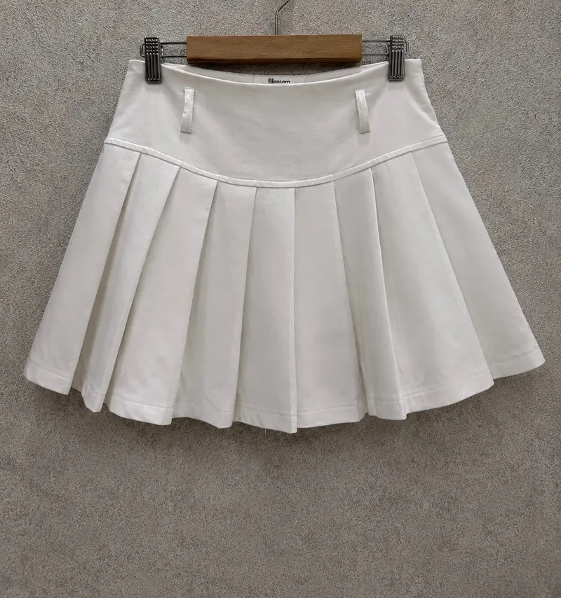 Blossom White pleated skirt